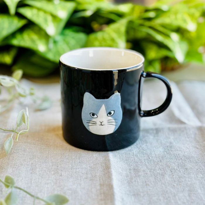 松尾ミユキ Embossed cat face mug ブラック02