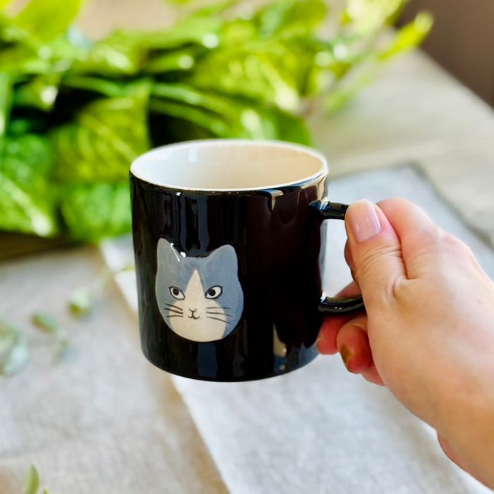 松尾ミユキ Embossed cat face mug ブラック05